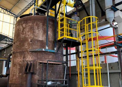 Plataforma de acesso ao tanque