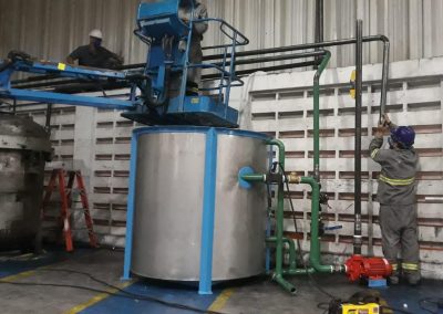Instalação de todo o equipamento "in-loco" (tanque em inox, tubulação, bomba e componentes mecânicos)